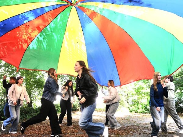 Regenbogentuch mit Jugendlichen