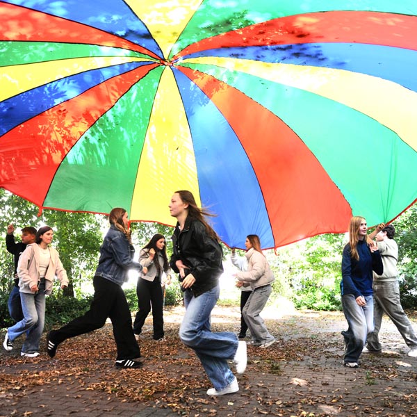 Regenbogentuch mit Jugendlichen
