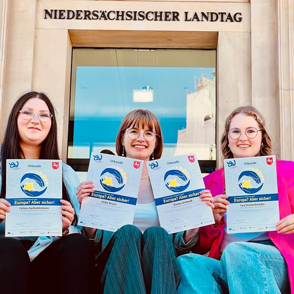 Mädchen mit Urkunden vor dem Niedersächsischen Landtag